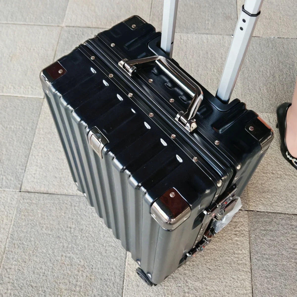 Elia | Hartschalenkoffer mit Aluminiumrahmen in Kompaktformat