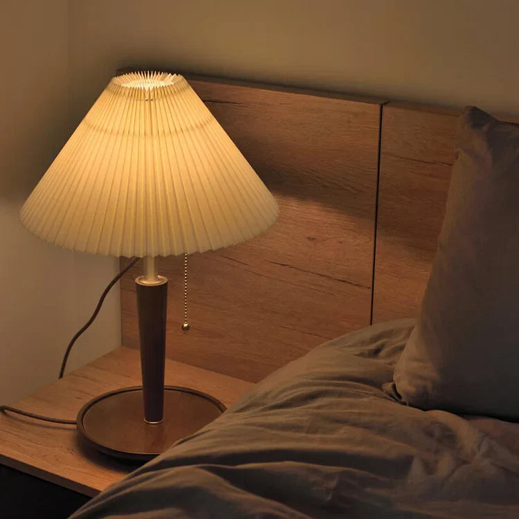 Nachttischlampe Holz Plissee Design | Schlafzimmer