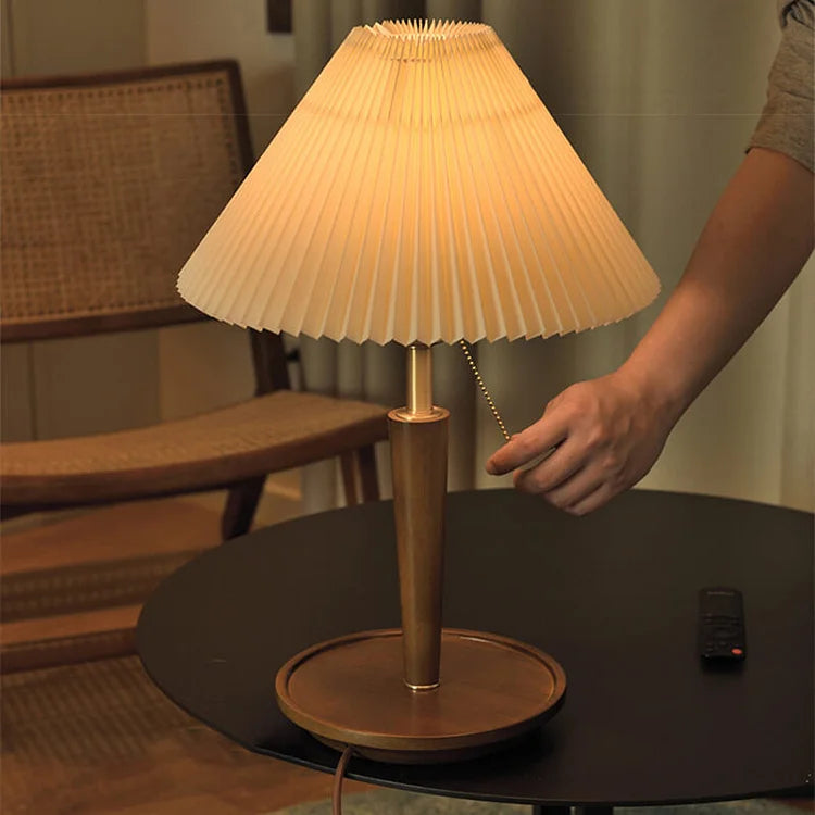 Nachttischlampe Holz Plissee Design | Schlafzimmer