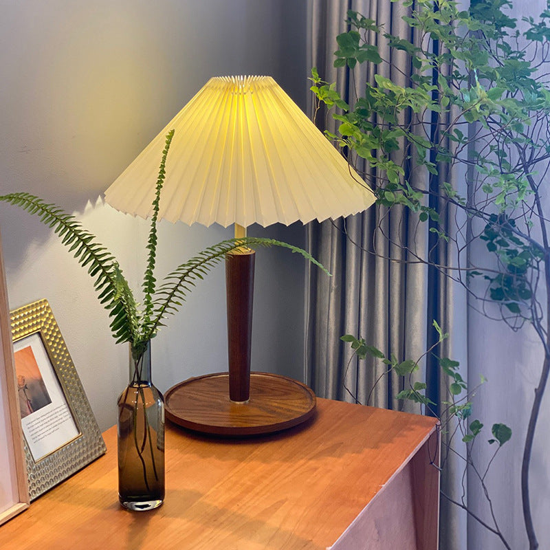 Nachttischlampe Holz Plissee Design | Schlafzimmer