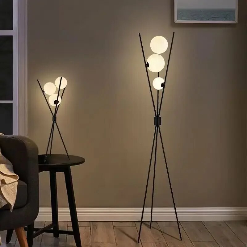 Nila's Moderner Akzent | Stehlampe mit Kugel-Optik und Dreibein-Ständer