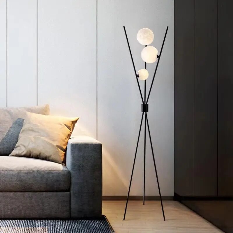 Nila's Moderner Akzent | Stehlampe mit Kugel-Optik und Dreibein-Ständer