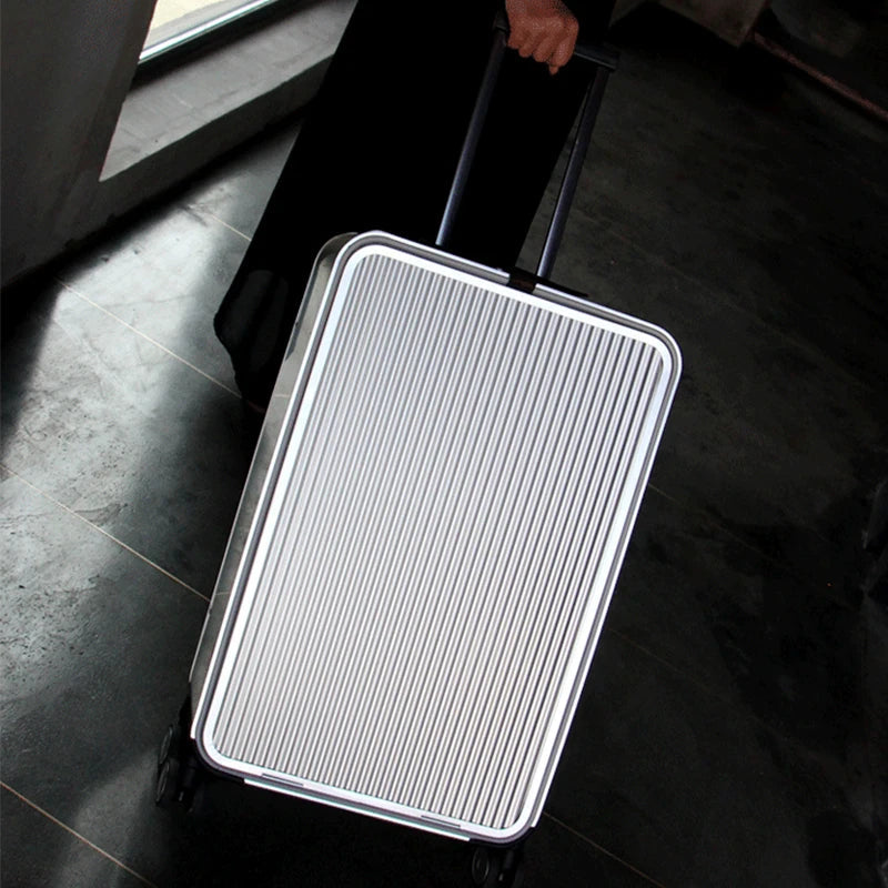 Rumi | Aluminium Hartschalenkoffer mit modernem Rillendesign