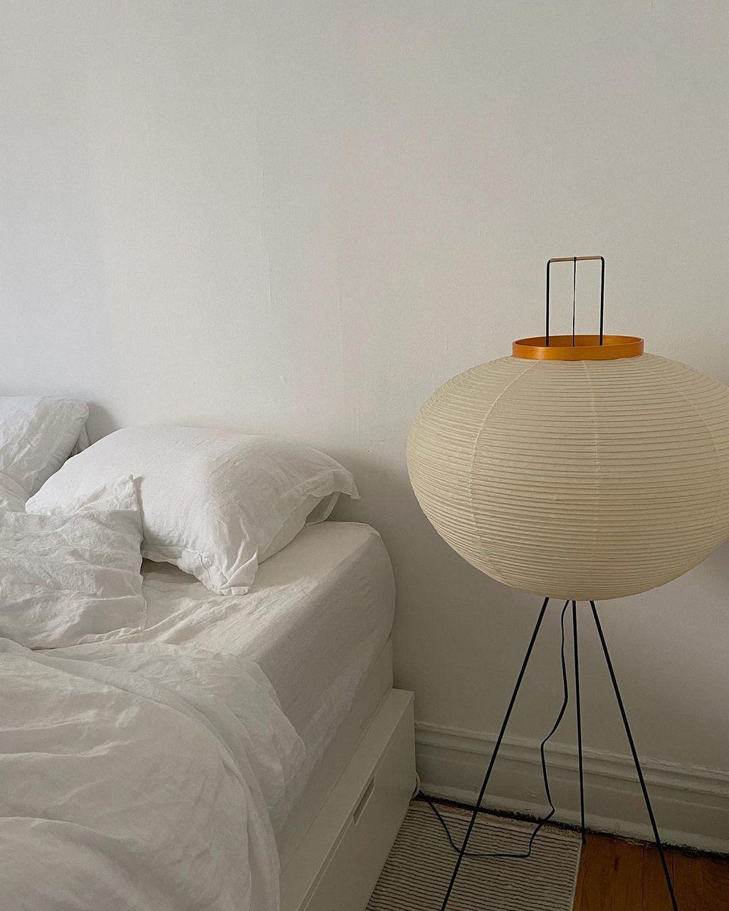 Sayo's Minimalistischer Look | Stehlampe mit runder Papierform