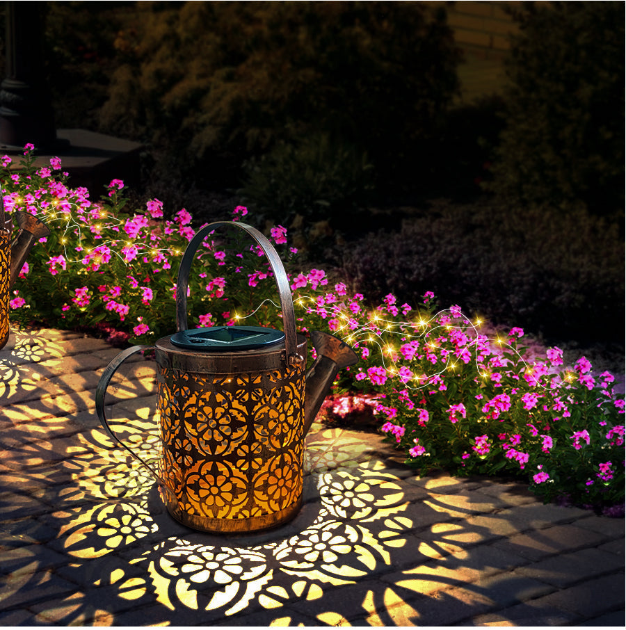 Mika | Solarbetriebene Deko-Gießkanne mit Lichterkette für den Garten
