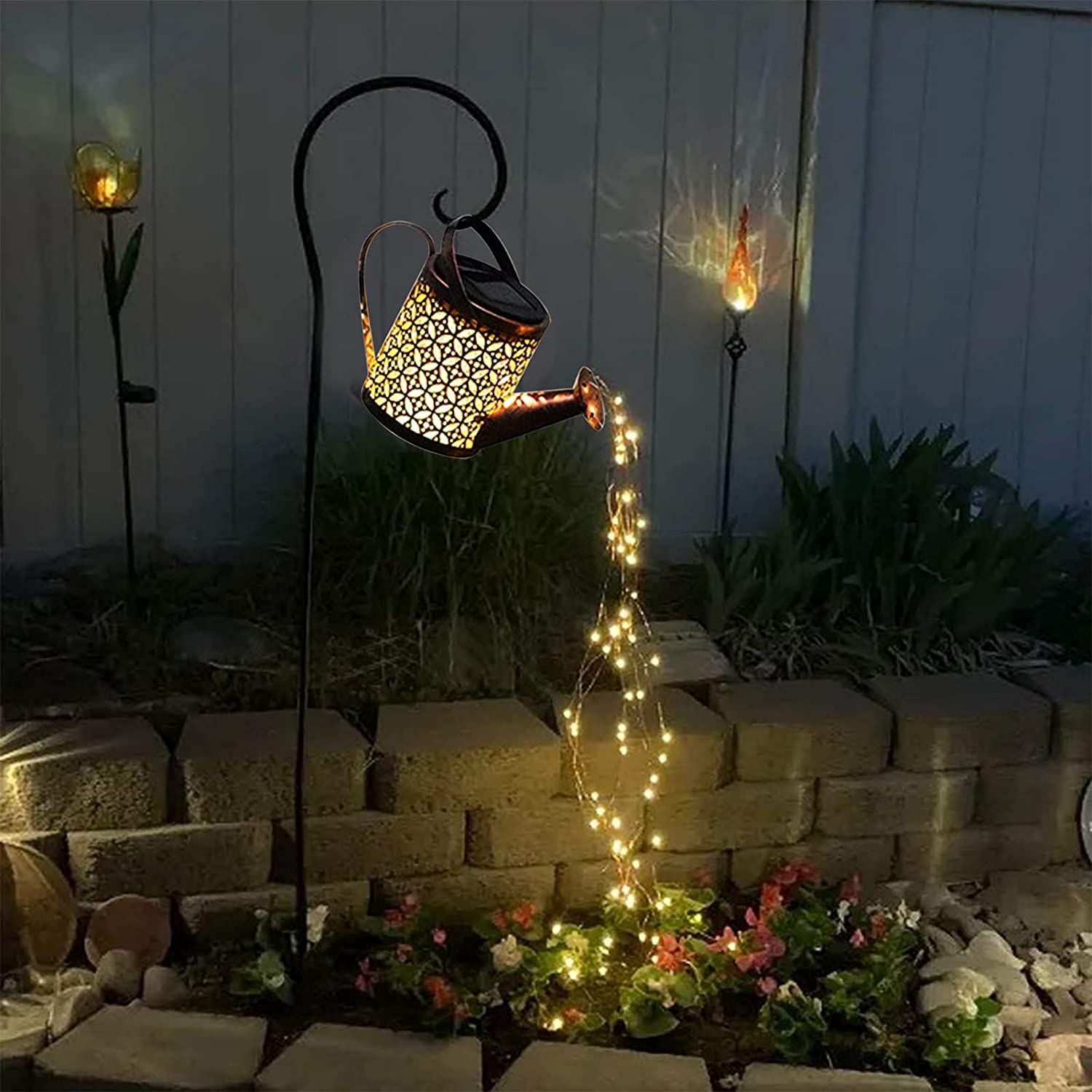 Mika | Solarbetriebene Deko-Gießkanne mit Lichterkette für den Garten