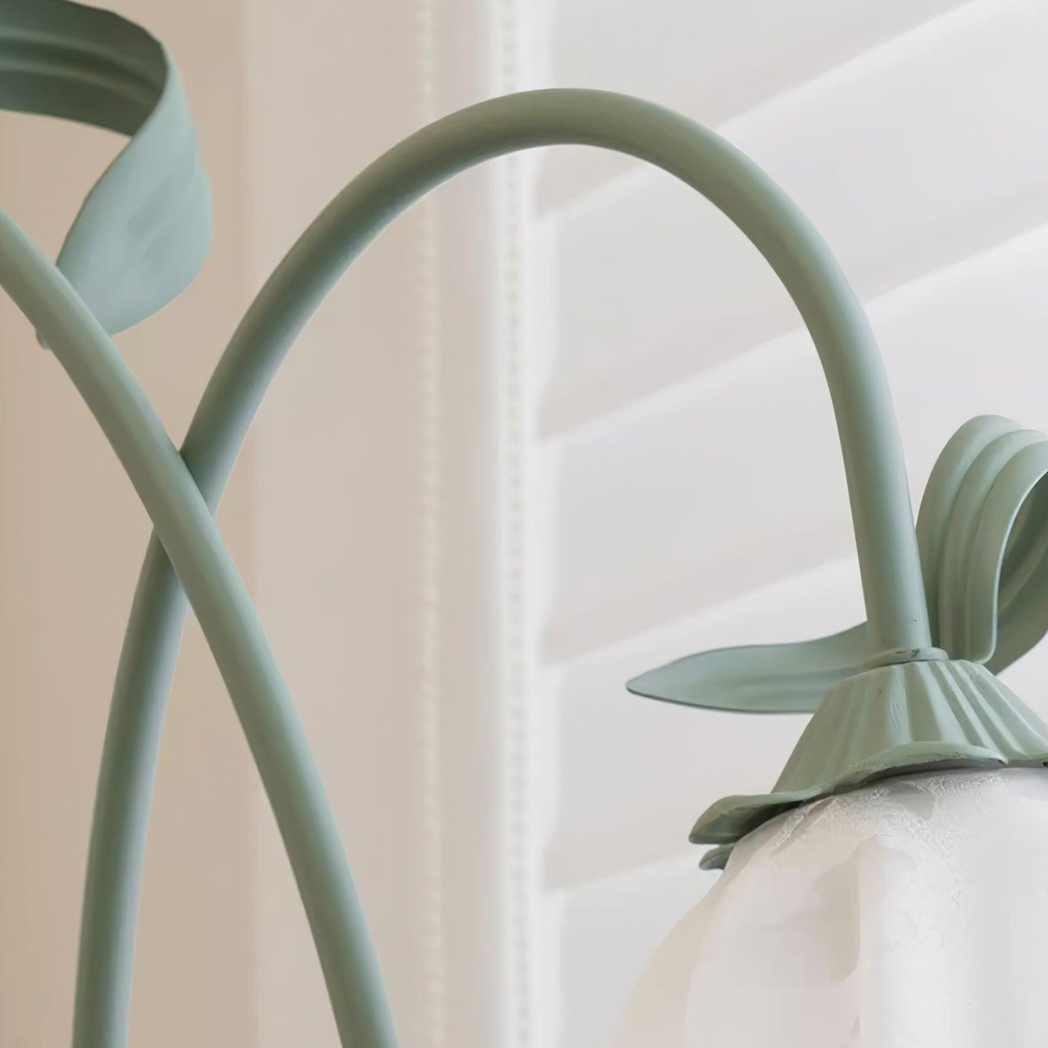 Mira's Floraler Akzent | Stehlampe mit gebogener Blütenform