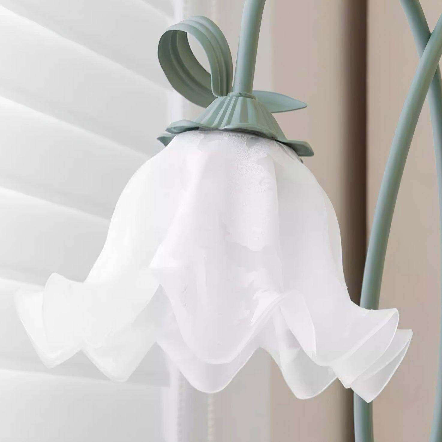 Mira's Floraler Akzent | Stehlampe mit gebogener Blütenform