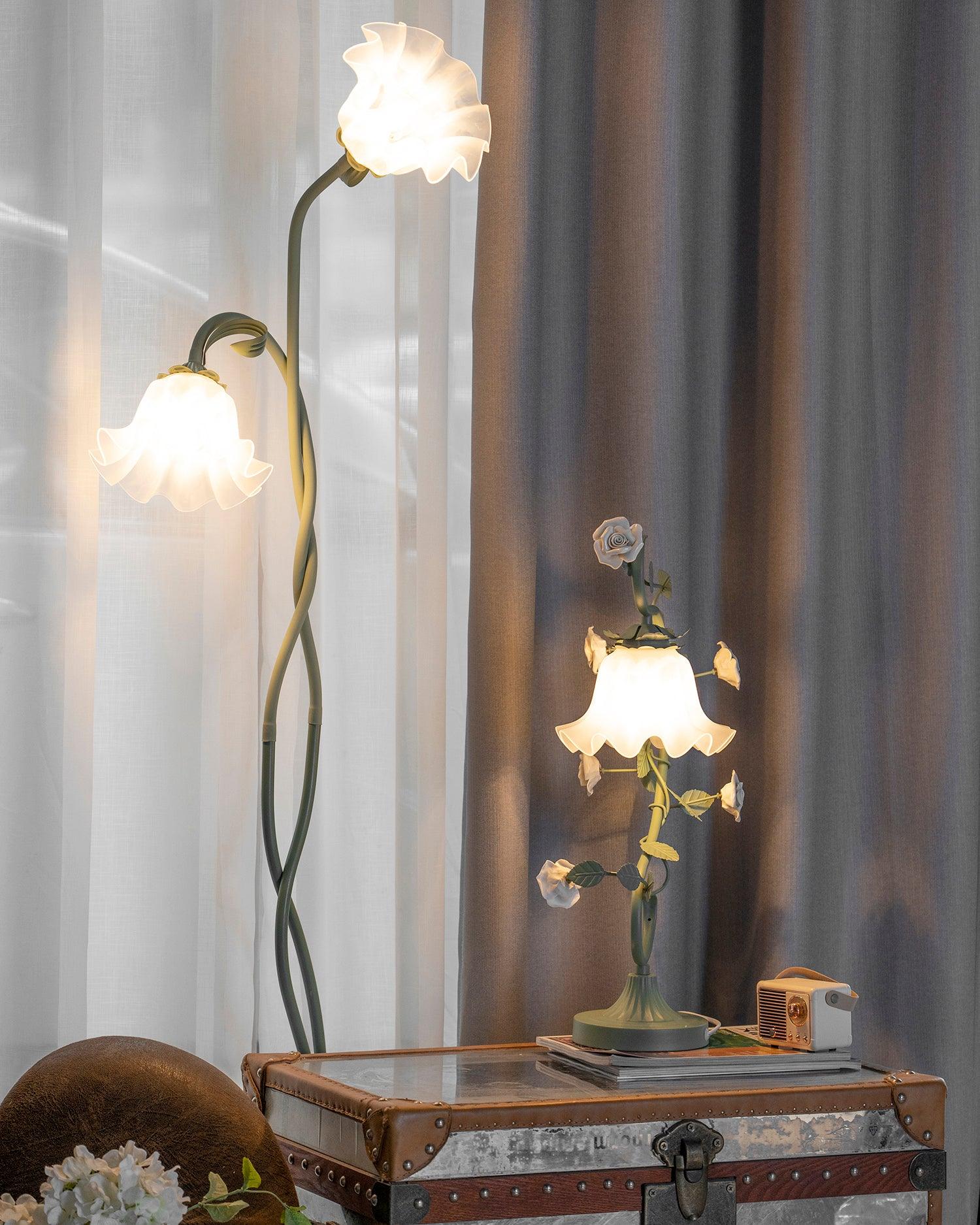 Mira's Floraler Akzent | Stehlampe mit gebogener Blütenform