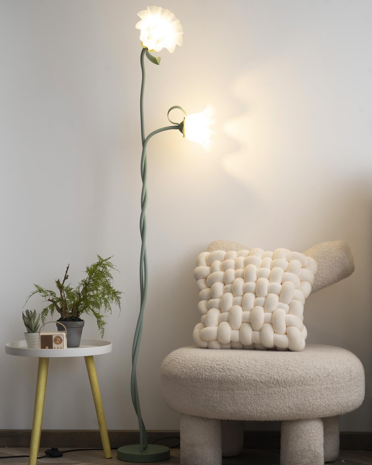 Mira's Floraler Akzent | Stehlampe mit gebogener Blütenform