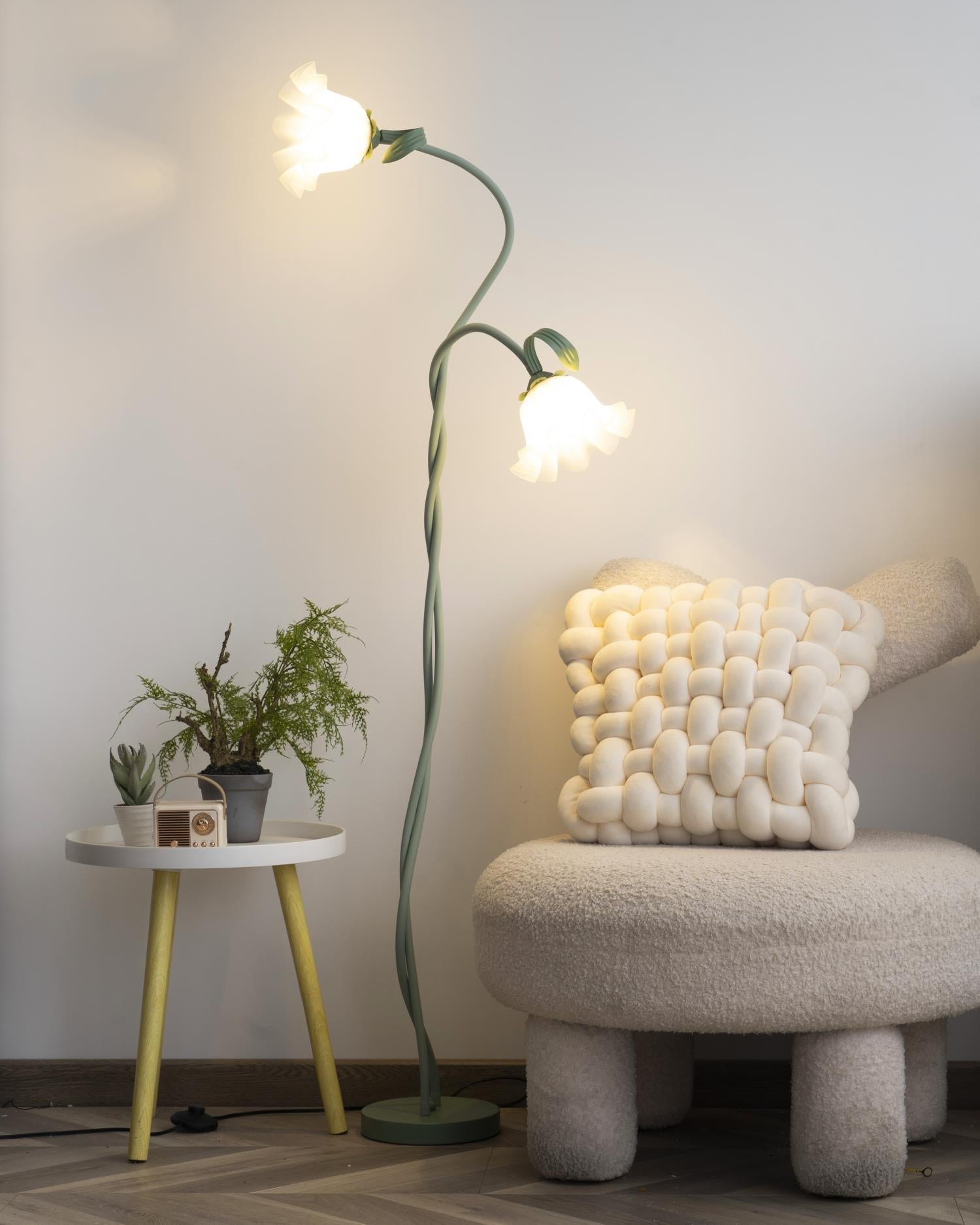 Mira's Floraler Akzent | Stehlampe mit gebogener Blütenform
