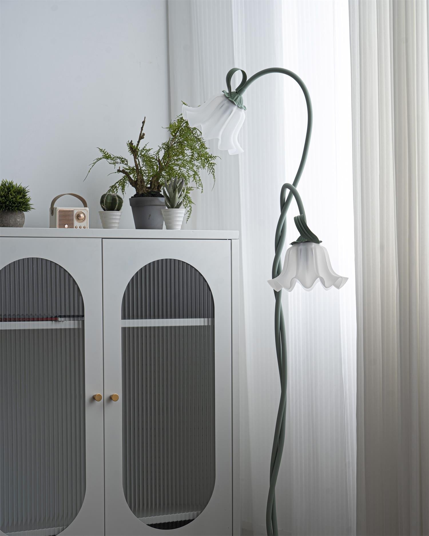 Mira's Floraler Akzent | Stehlampe mit gebogener Blütenform