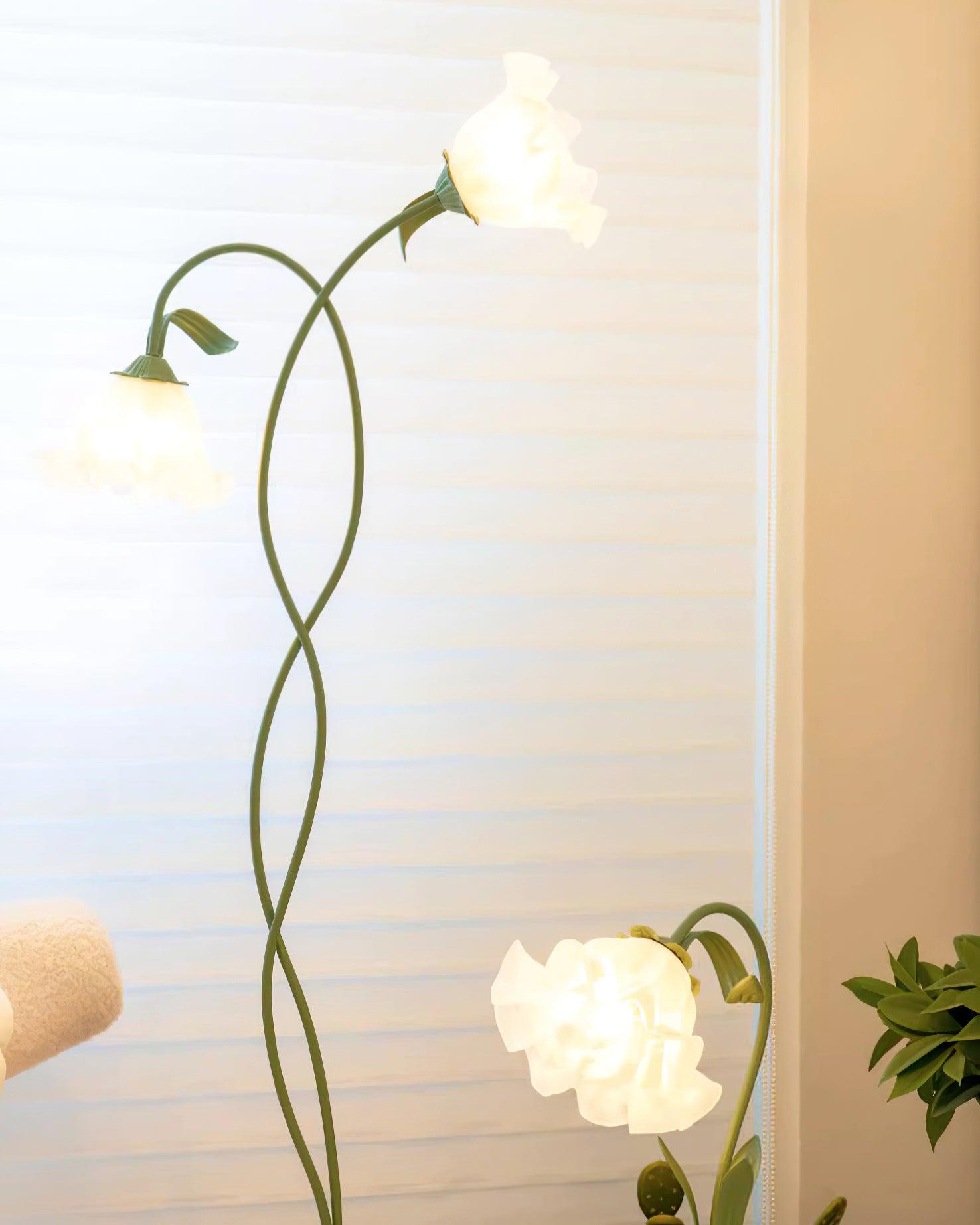 Mira's Floraler Akzent | Stehlampe mit gebogener Blütenform
