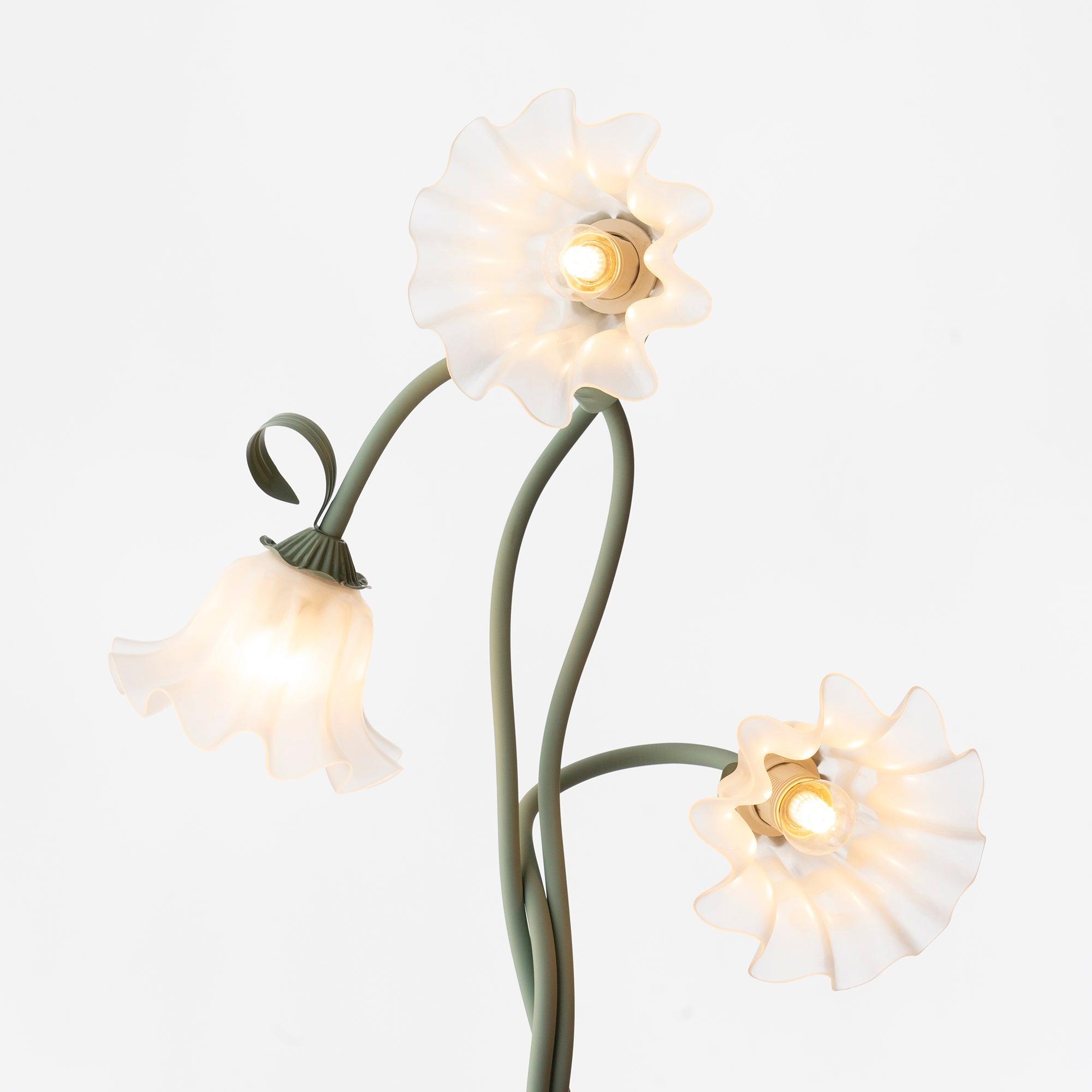 Mira's Floraler Akzent | Stehlampe mit gebogener Blütenform