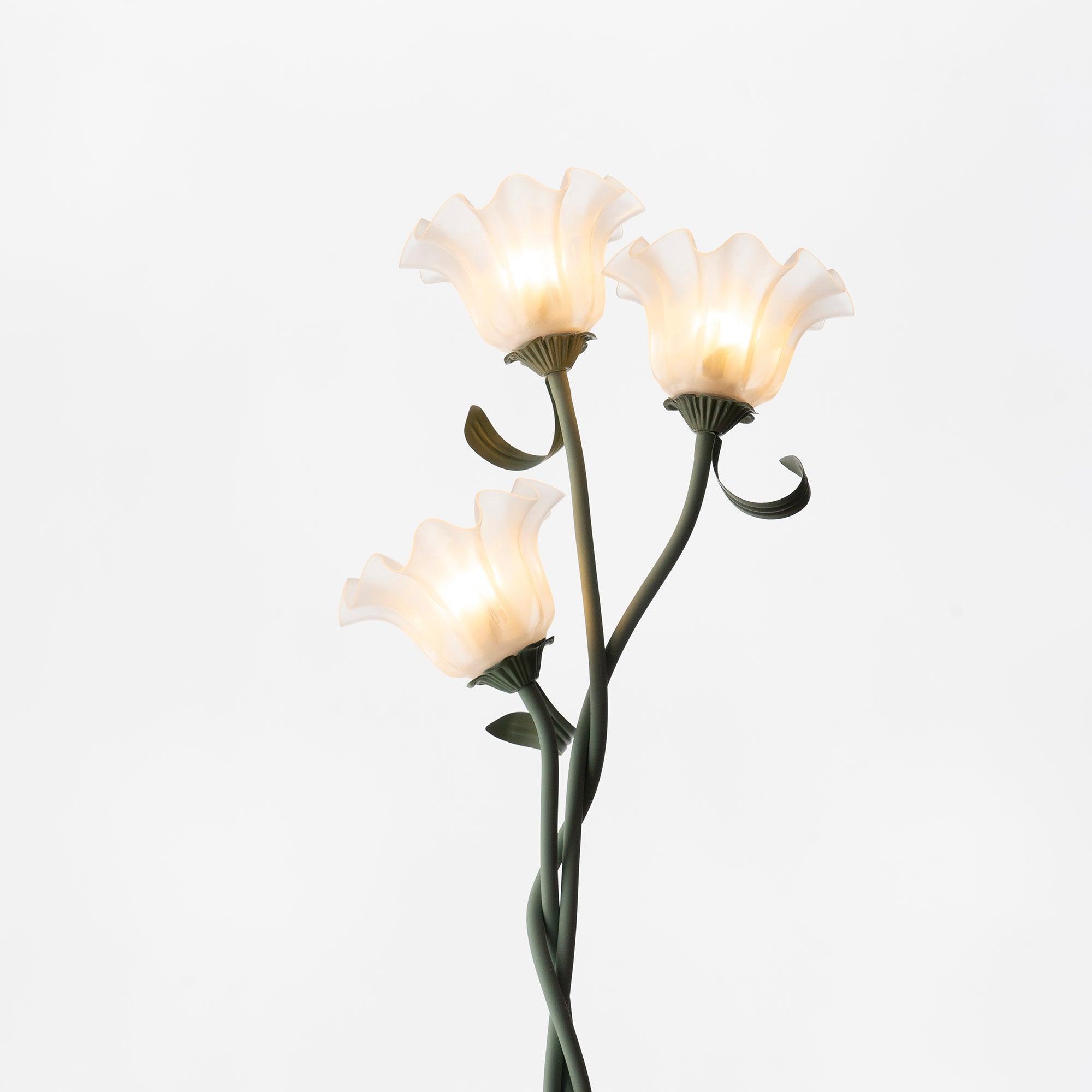Mira's Floraler Akzent | Stehlampe mit gebogener Blütenform