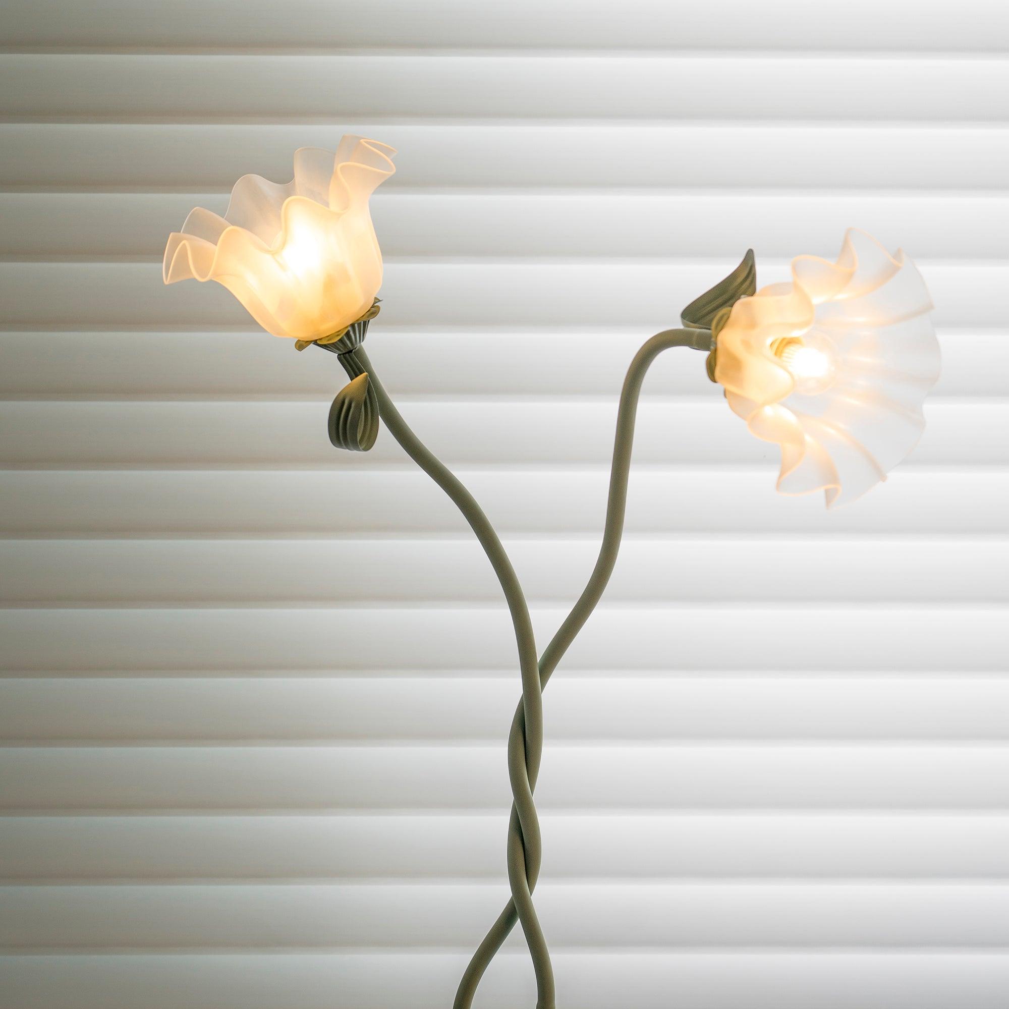 Mira's Floraler Akzent | Stehlampe mit gebogener Blütenform
