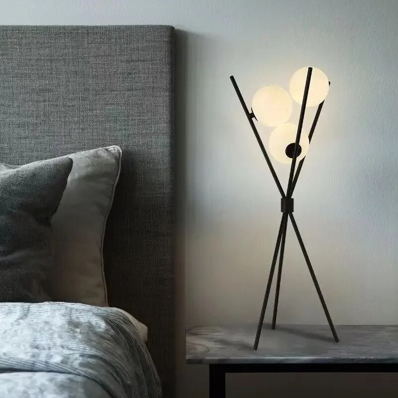 Nila's Moderner Akzent | Stehlampe mit Kugel-Optik und Dreibein-Ständer