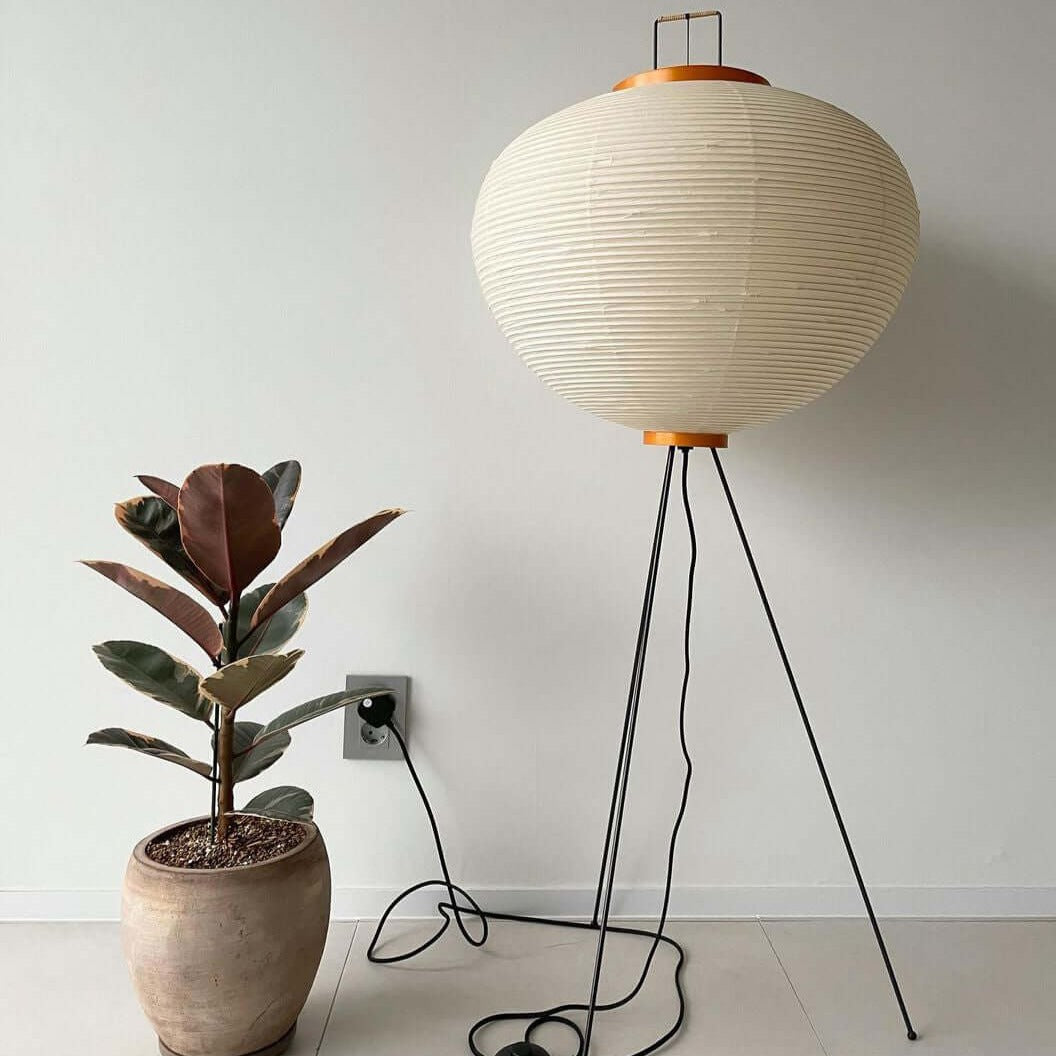 Sayo's Minimalistischer Look | Stehlampe mit runder Papierform